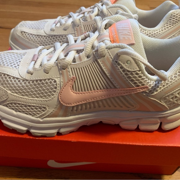 Girls Nike Vomero Sneakers Size 5 - Picture 2 of 6